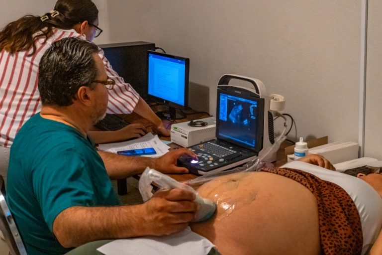 En Meoqui, más de 200 mujeres embarazadas atendidas de manera gratuita en programa “En el Vientre Materno”